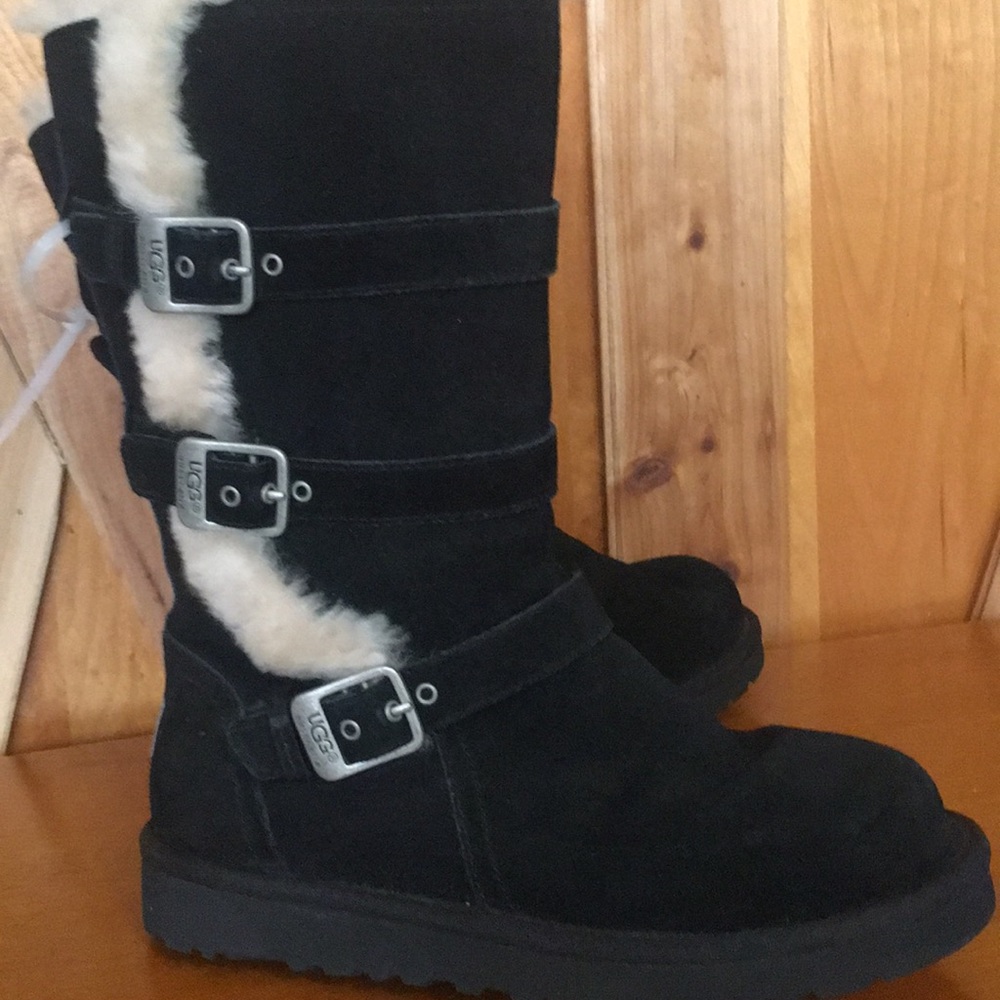 Black UGGS GIRLS GREAT SHAPE